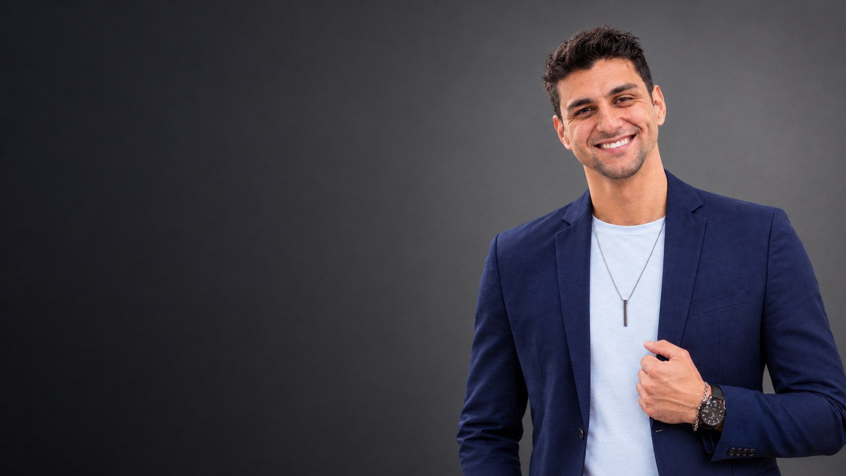 Bruno Alvarenga, psicólogo clínico, sorrindo, de blazer azul-marinho